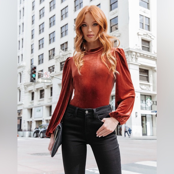 Vici Levels of Kindness Velvet Top in Rust M Sexy Fall Fashion Trend
Never Worn - Picture 6 of 8